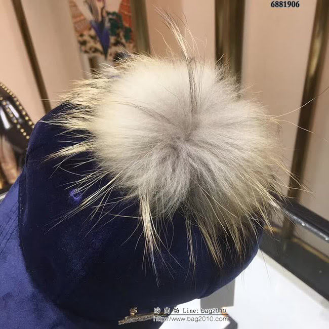 DIOR迪奧 火爆新款 羊絨搭配毛球鴨舌帽 6881906 LLWJ5655